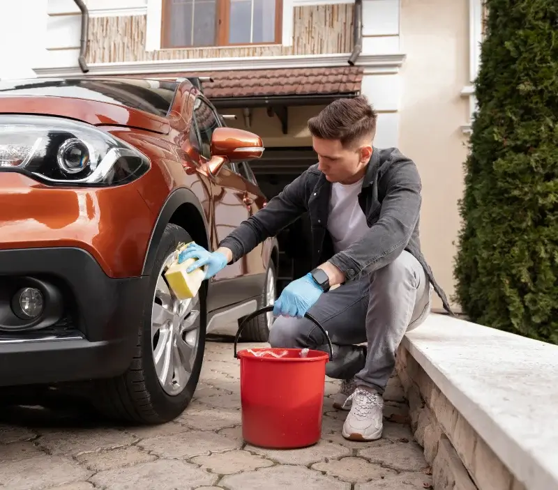 Lavage auto à domicile Azelot : professionnel intervenant sur un véhicule